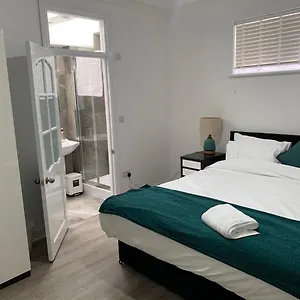 Serene Suites: Family-friendly Retreat With Free Parking And Wi-fi Holiday home