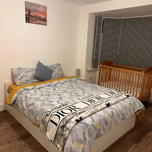 Lovely Hillingdon Family - 6 Bedrooms Holiday home